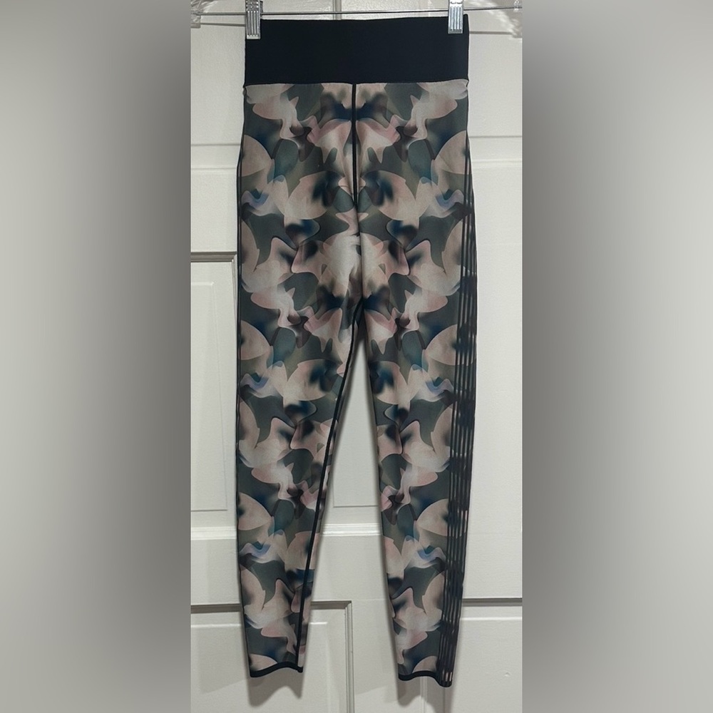 Ultracor women’s pink Camouflage Leggings - size XS - Picture 1 of 5